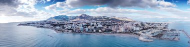 İspanya 'daki Benalmadena' nın kostüm hattının panoramik hava görüntüsü