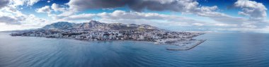 İspanya 'daki Benalmadena' nın kostüm hattının panoramik hava görüntüsü