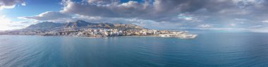 İspanya 'daki Benalmadena' nın kostüm hattının panoramik hava görüntüsü