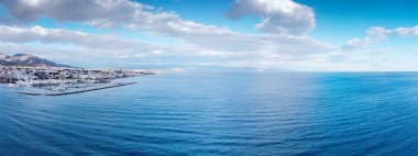 İspanya 'daki Benalmadena' nın kostüm hattının panoramik hava görüntüsü