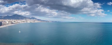 Fuengirola kıyısındaki binanın panoramik hava görüntüsü