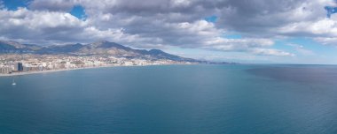 Fuengirola kıyısındaki binanın panoramik hava görüntüsü