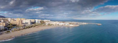 İspanya 'daki Benalmadena' nın kostüm hattının panoramik hava görüntüsü