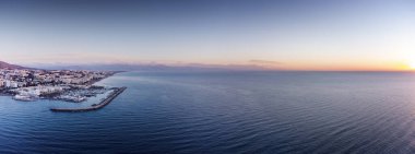 İspanya 'daki Benalmadena' nın kostüm hattının panoramik hava görüntüsü