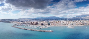 Fuengirola kıyısındaki binanın panoramik hava görüntüsü