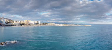 İspanya 'daki Benalmadena' nın kostüm hattının panoramik hava görüntüsü