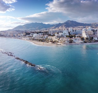 İspanya 'daki Benalmadena' nın kostüm hattının panoramik hava görüntüsü
