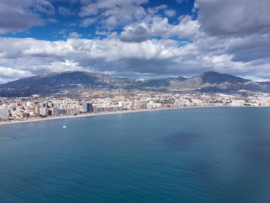 Fuengirola kıyısındaki binanın havadan görüntüsü.