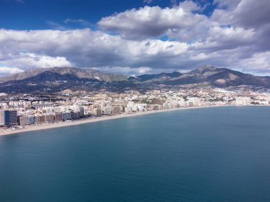 Fuengirola kıyısındaki binanın havadan görüntüsü.