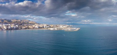 İspanya 'daki Benalmadena' nın kostüm hattının panoramik hava görüntüsü