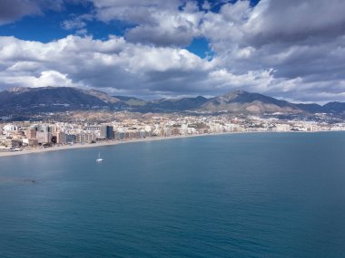 Fuengirola kıyısındaki binanın havadan görüntüsü.