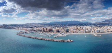 Fuengirola kıyısındaki binanın panoramik hava görüntüsü
