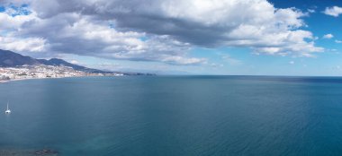 Fuengirola kıyısındaki binanın panoramik hava görüntüsü