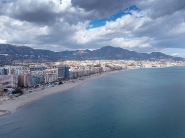 Fuengirola kıyısındaki binanın havadan görüntüsü.