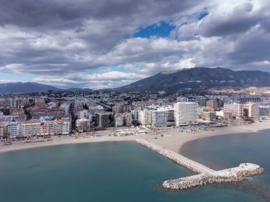 Fuengirola kıyısındaki binanın havadan görüntüsü.