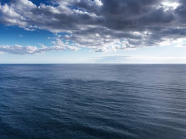 Deniz manzarası ve okyanusun üzerindeki gökyüzü.