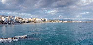 İspanya 'daki Benalmadena' nın kostüm hattının panoramik hava görüntüsü
