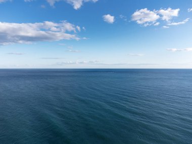 Deniz manzarası ve okyanusun üzerindeki gökyüzü.