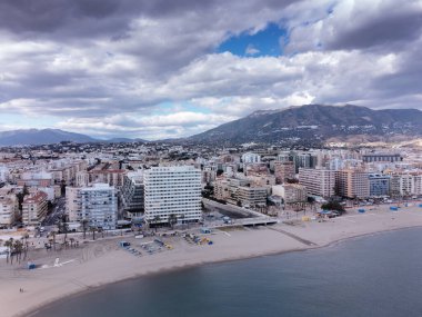 Fuengirola kıyısındaki binanın havadan görüntüsü.