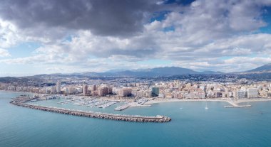 Fuengirola kıyısındaki binanın panoramik hava görüntüsü