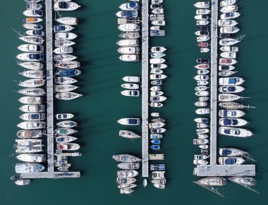 İspanya 'da bir marinadaki teknelerin kuş bakışı görüntüsü