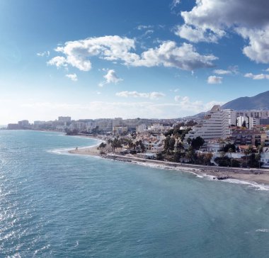 İspanya 'daki Benalmadena' nın kostüm hattının panoramik hava görüntüsü