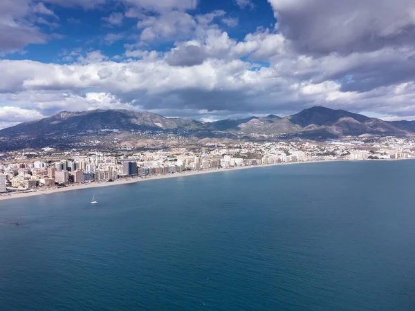 Fuengirola kıyısındaki binanın havadan görüntüsü.