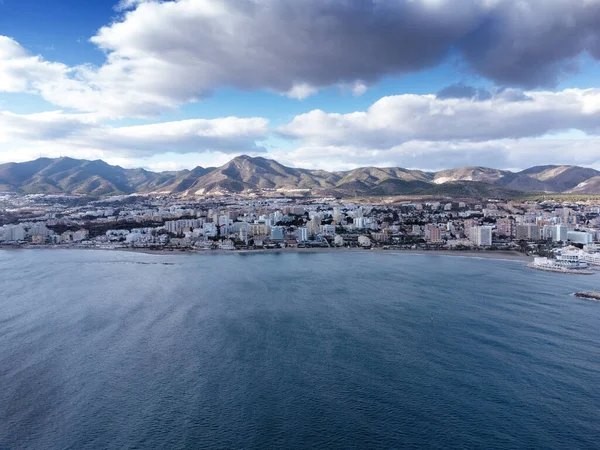 Benalmadena kıyısındaki binanın havadan görüntüsü.