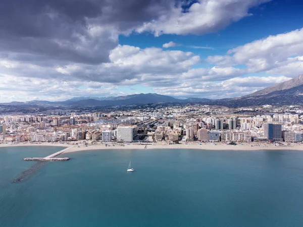 Fuengirola kıyısındaki binanın havadan görüntüsü.