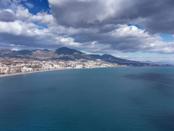 Fuengirola kıyısındaki binanın havadan görüntüsü.