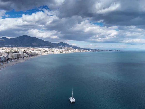 Fuengirola kıyısındaki binanın havadan görüntüsü.