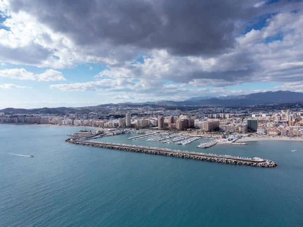 Fuengirola kıyısındaki binanın hava görüntüsü fuengirola marinasını gösteriyor.