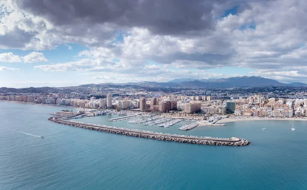 Fuengirola kıyısındaki binanın panoramik hava görüntüsü