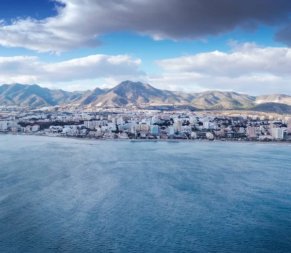 İspanya 'daki Benalmadena' nın kostüm hattının panoramik hava görüntüsü