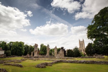 Edmunds Parkı 'ndaki Abbey Harabeleri bir zamanlar İngiltere' nin en zengin ve en güçlü Benedikt manastırlarından biriydi.