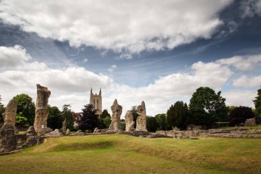 Edmunds Parkı 'ndaki Abbey Harabeleri bir zamanlar İngiltere' nin en zengin ve en güçlü Benedikt manastırlarından biriydi.