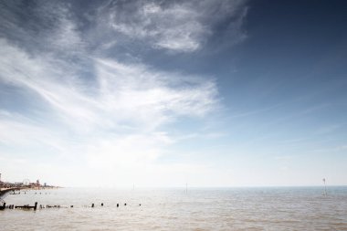 Norfolk, İngiltere 'deki Hunstanton sahil kasabası boyunca deniz manzarası