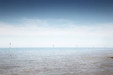 Norfolk, İngiltere 'deki Hunstanton sahil kasabası boyunca deniz manzarası