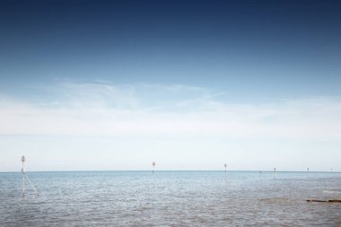 Norfolk, İngiltere 'deki Hunstanton sahil kasabası boyunca deniz manzarası