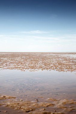 Norfolk, İngiltere 'deki Hunstanton sahil kasabası boyunca deniz manzarası