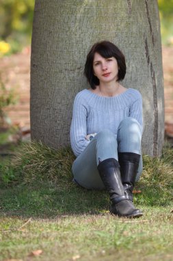 ağacın altında oturan kadın