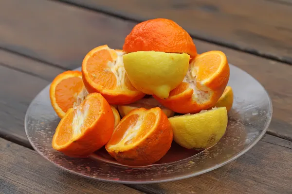 Plate of oranges and lemons — Stock Photo, Image