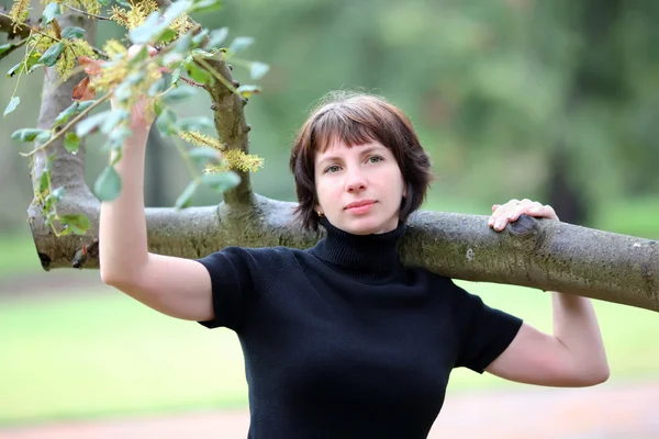 Jonge vrouw — Stockfoto