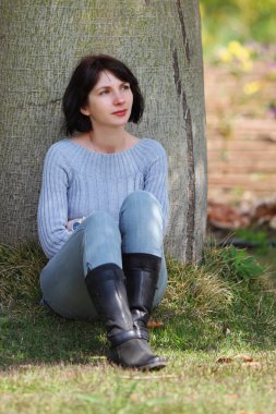 ağacın altında oturan kadın
