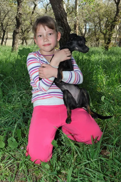 Liten flicka och hund — Stockfoto