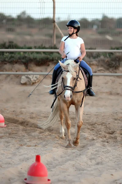 Klein meisje en paard — Stockfoto