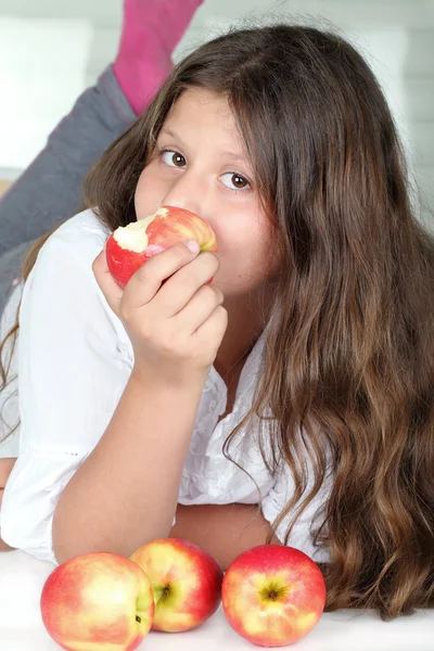 Liten flicka med äpple — Stockfoto