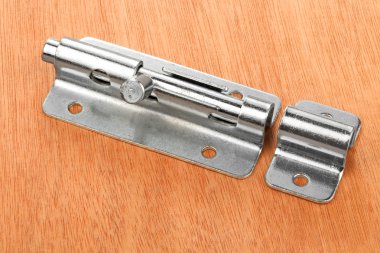 kapı mandalı vardır