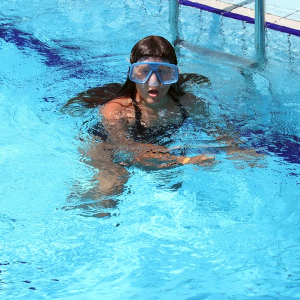 Holčička v bazénu — Stock fotografie