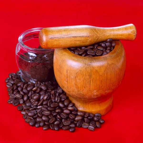 Schwarzer Kaffee und Kaffeebohnen — Stockfoto